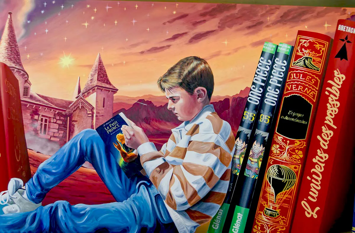 Détail trompe-l'œil livres et univers du Petit Prince, habillage de façade de médiathèque à Edern dans le cadre du 1% artistique